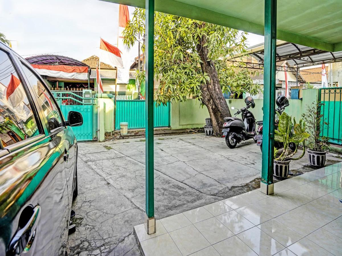 Отель Spot On 91595 Sruni Syariah Gedangan Экстерьер фото