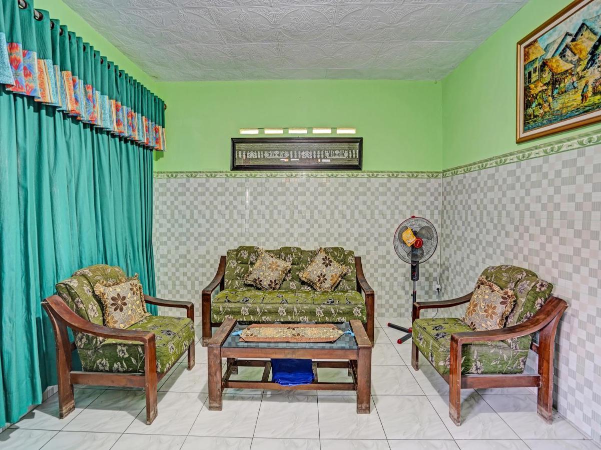 Отель Spot On 91595 Sruni Syariah Gedangan Экстерьер фото